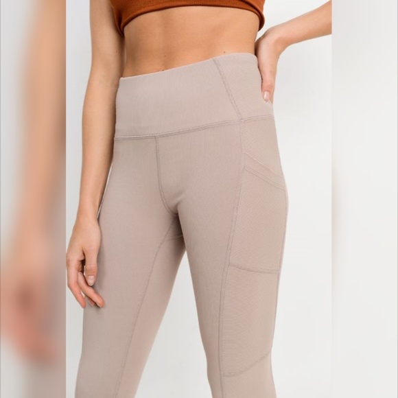 Highwaist Essential Ribbed Leggings with Pockets - Picture 4 of 6